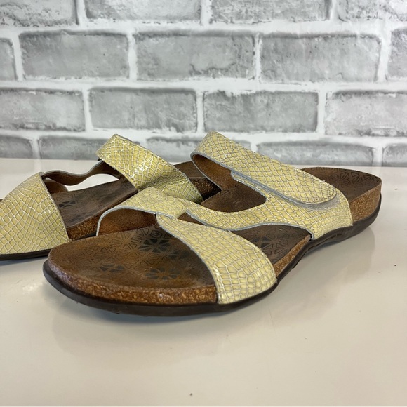 Andrew Weil Pale Soft Yellow Alligator Reptile Patent Leather Slip On Sandals 8 - Picture 3 of 6